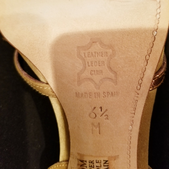 Designer sandals with beaded flower - Picture 3 of 3